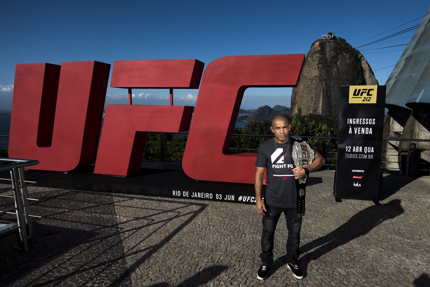 José Aldo posa com cinturão do UFC no Morro da Urca, no Rio de Janeiro