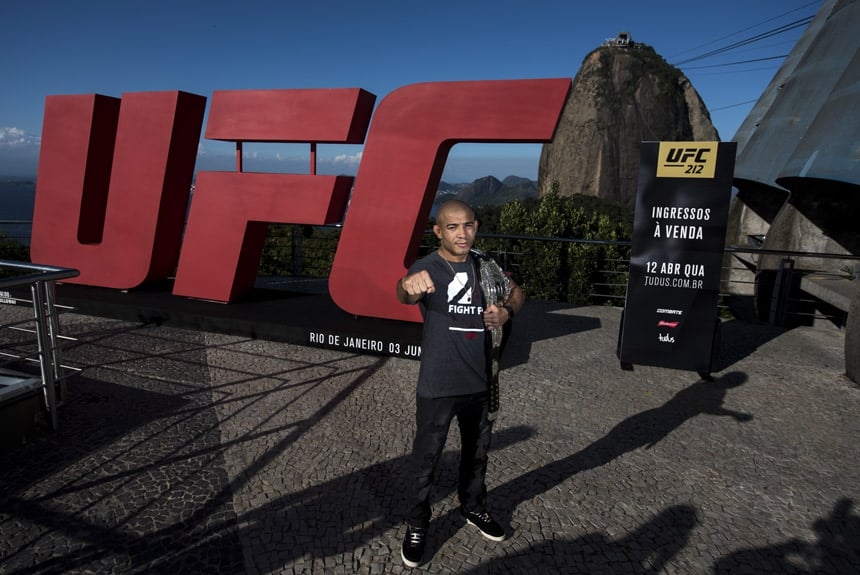 José Aldo posa com cinturão do UFC no Morro da Urca, no Rio de Janeiro
