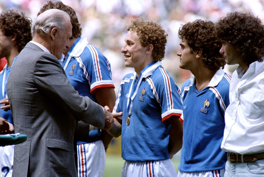 A Colômbia foi escolhida sede da Copa do Mundo de 1986. Porém, uma grave crise financeira e protetsos fizeram o presidente Belisario Betancur renunciar ao cargo, o que gerou uma troca de acusações com João Havelange, então presidente da entidade