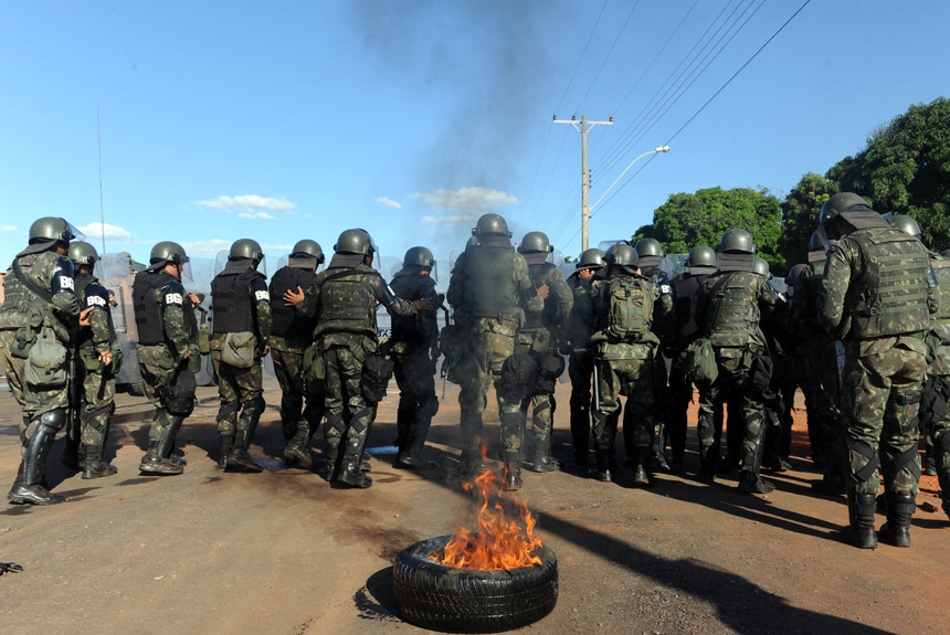 Pouco antes da disputa da Copa das Confederações de 2013, o Brasil viu estourar uma série de protestos de rua, motivados pelo aumento no preço de passagens de ônibus. Porém, logo a população de voltou contra os eventos internacionais.