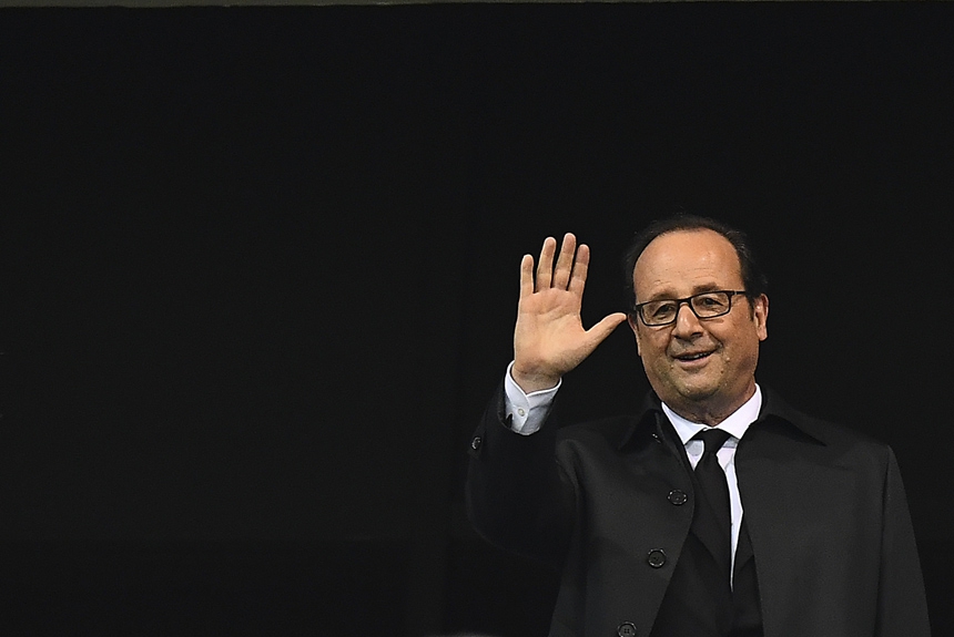 De dentro do Stade de France foi possível ouvir os barulhos das bombas. Como medida de segurança, o presidente da França, François Hollande, foi retirado do estádio