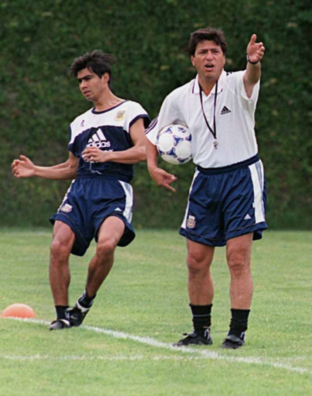 Demitido após a eliminação nas oitavas de final Copa de 1994 para a Romênia, Basile foi substituído pelo ídolo nacional Daniel Passarella, que caiu após Copa de 1998. A Argentina caiu nas quartas de final ao perder de 2 a 1 para a Holanda (Foto: VANDERLEI