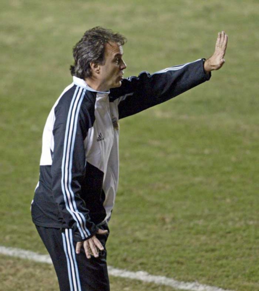 Marcelo Bielsa assumiu a equipe em 1999 e permaneceu no cargo até 2004. Foi mantido mesmo com a queda na primeira fase da Copa de 2002. Porém, foi dispensado após perder a final da Copa América para a Seleção Brasileira