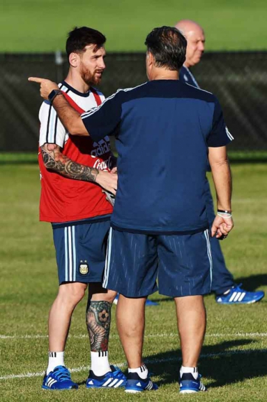 Gerardo Martino assumiu o time após o Mundial com status de amigo de Messi. Mas o ilustre jogador novamente não rendeu o esperado e o treinador foi dispensado após perder a Copa América centenária em 2016 diante do Chile.
