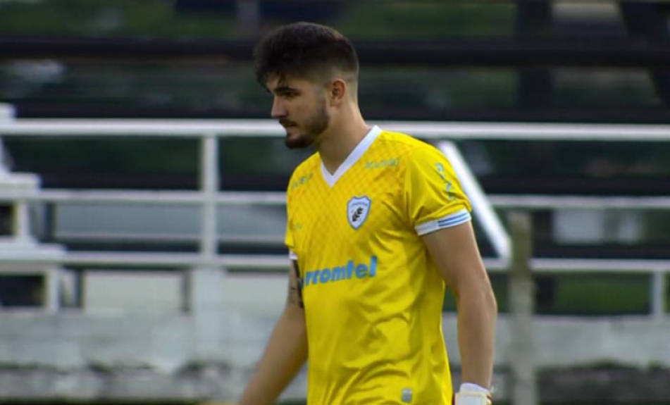 Alan - goleiro - 22 anos