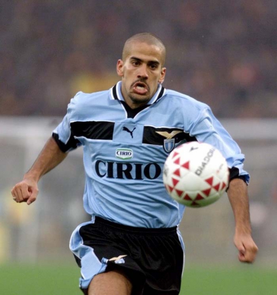Chamou a atenção da Lazio, para onde se transferiu em 1999. Pelo clube romano foi campeão italiano em 2000, além de vencer a Copa Itália