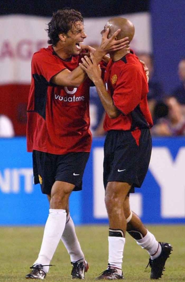 As portas da Inglaterra se abriram com a camisa do Manchester United, onde foi campeão em 2003