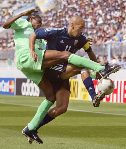 Naquele período já era titular da seleção argentina, porém, foi muito criticado pelas atuações na Copa de 2002. Os argentinos não passaram da primeira fase