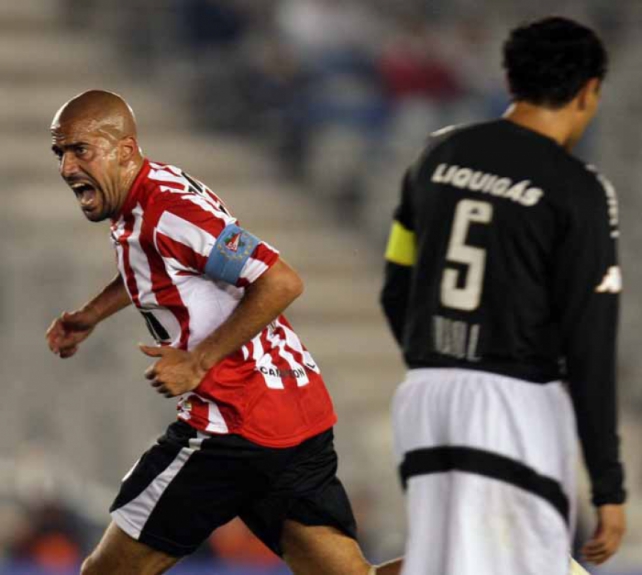Foi campeão argentino em 2006 e em 2010, porém, só considerou ter cumprido a sua missão ao vencer a Libertadores de 2009