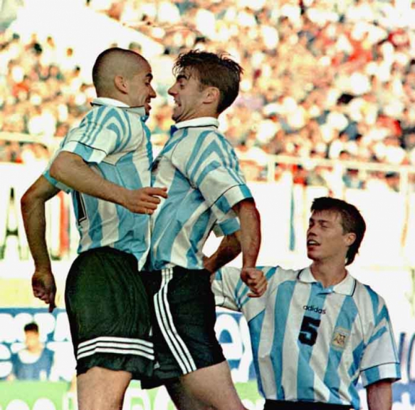 Apesar de por muitos anos ter defendido a seleção argentina, nunca ganhou um título com a camisa de seu país. Deu azar de integrar a geração de um jejum que dura até os dias atuais