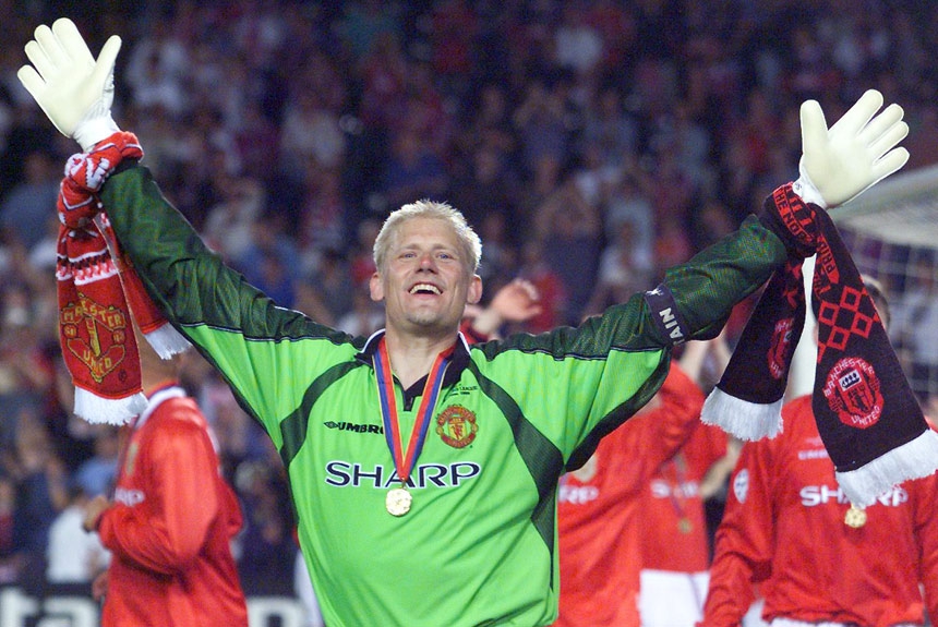 9 º - Peter Schmeichel: Considerado um dos melhores goleiros do mundo, o dinamarquês se imortalizou defendendo o arco do Manchester United na década de 90. Foram cinco títulos da Premier League e uma Champions em 1999