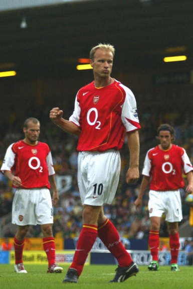 4º - Dennis Bergkamp: Entre o fim dos anos 90 e o começo da década passada o meia holandês marcou época defendendo as cores do Arsenal, onde foi campeão inglês por três vezes