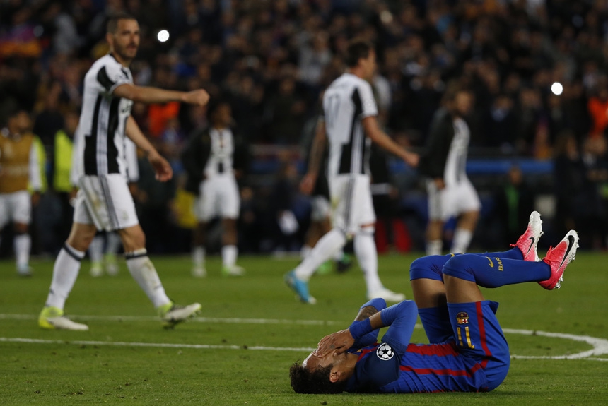 Em um determinado momento o atacante brasileiro chegou a desabar em campo não acreditando na eliminação