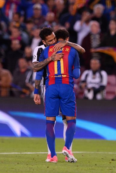 O desespero de Neymar gerou comoção no lateral-direito Daniel Alves, que consolou o amigo, que por muito tempo foi seu companheiro de Barcelona