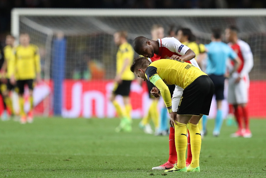 Almamy Toure, então, foi consolar seu companheiro de Borussia Dortmund, o expeciente Marco Reus, que ficou abalado com a eliminação de seu time