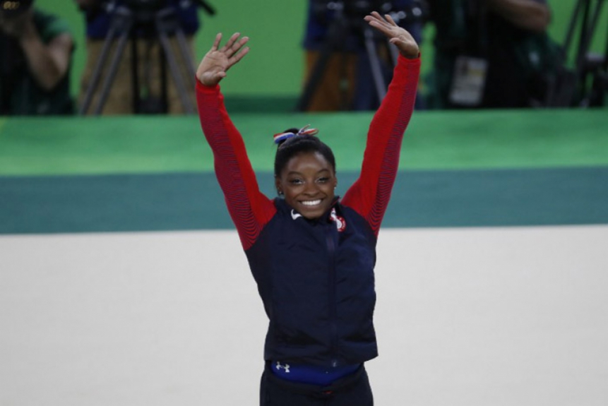A campeã olÃmpica Simone Biles comoveu o mundo ao revelar detalhes de sua adoção por seus avôs. A ginasta norte-americana revelou que sua mãe sofria com vÃcios
