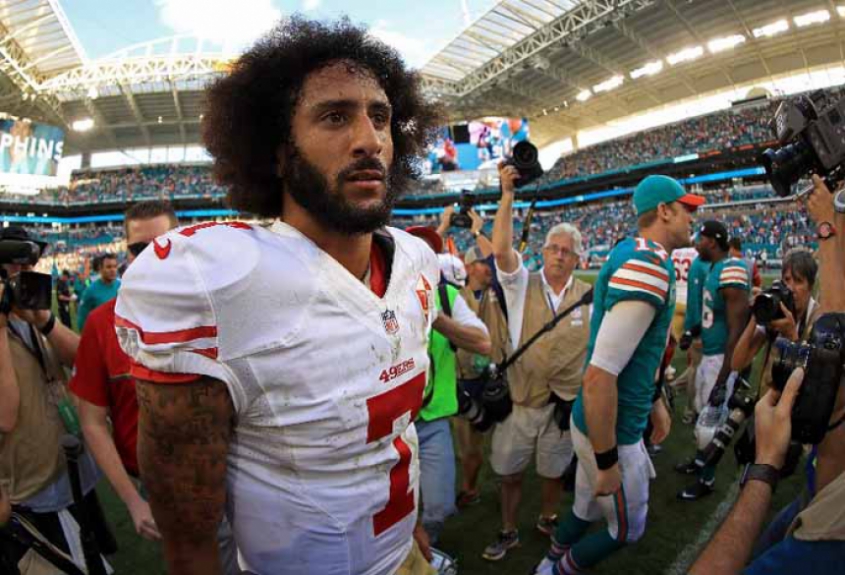 Colin Kaepernick, da NFL, chamou a atenção do mundo ao se negar a cantar o hino dos Estados Unidos em protesto a intolerância racial no paÃs