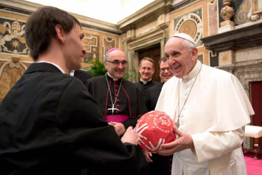 O Papa Francisco, por sua vez, aparece justamente em sentido contrário, tratado como sÃmbolo de luta por um mundo melhor