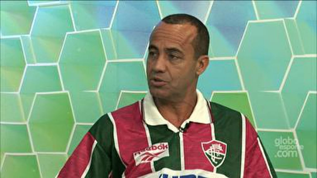 Ailton - com camisa do Fluminense