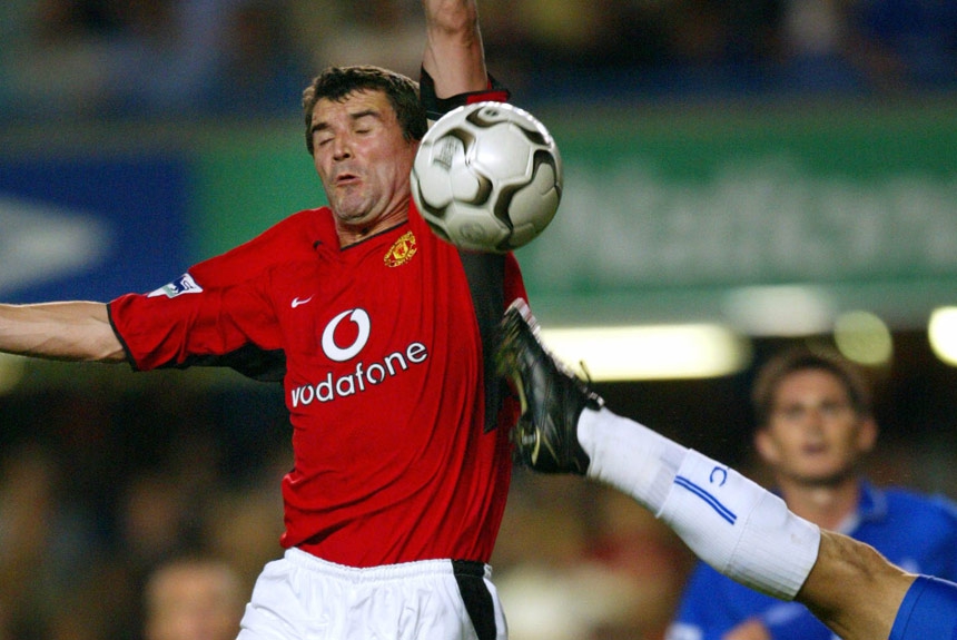O polêmico meia irlandês Roy Keane gerou muita discórdia no clube com entrevistas polêmicas, mas a torcida não abria mão de vê-lo com a camisa do Manchester United