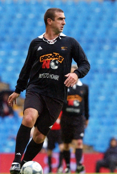 Eric Cantona passou cinco anos no Manchester United, entre 1992 e 1997 e isso foi tempo suficiente para cair nas graças dos torcedores por sua entrega em campo