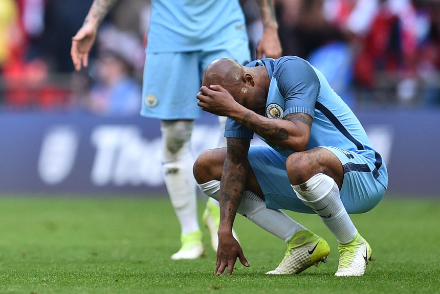 Vincent Kompany chegou sob desconfiança ao clube em 2008 e acabou capitão em duas conquistas de Premier League. Mais um integrante da quebra do jejum de 44 anos sem canecos