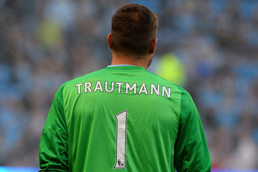 O alemão Bert Trautmann (homenageado na foto) foi contratado sob protestos depois da Segunda Guerra Mundial. Havia inclusive sido capturado pelas forças britânicas durante o combate. Mas era a personificação da garra e logo conquistou os corações do clube
