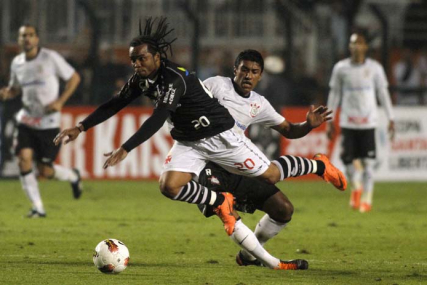 Carlos Alberto atuando pelo Vasco entre 2012