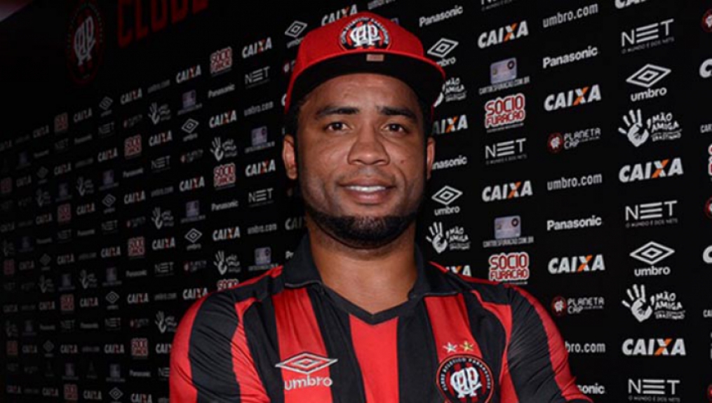 Carlos Alberto apresentado pelo Atlético-PR este ano