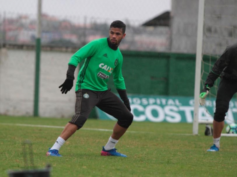 Relacionado pela primeira vez desde que chegou ao clube, lateral Léo pode estrear pelo Coritiba
