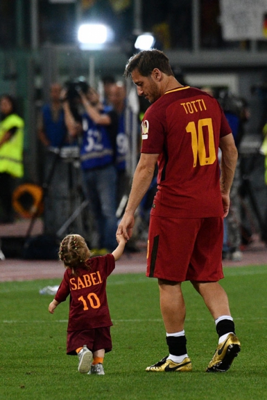 Hora de aproveitar e curtir a filha Isabel. A torcida da Roma agradece os gols e títulos a Totti