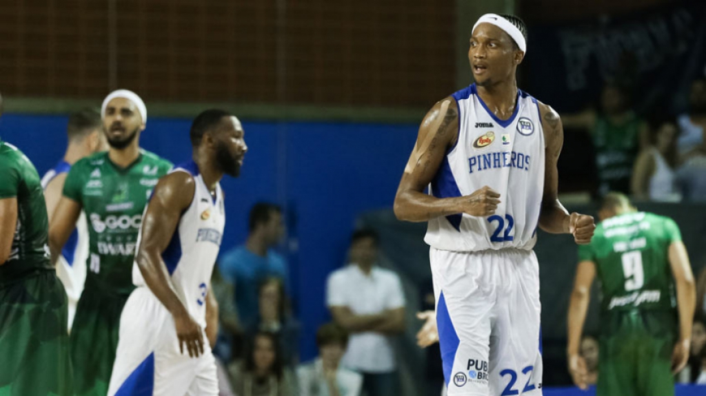 Em sua 5ª temporada no Brasil, Holloway brilhou com a camisa do Pinheiros