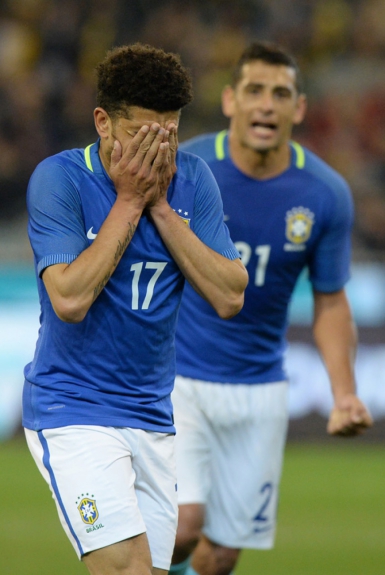 Taison se emociona ao marcar o terceiro gol canarinho