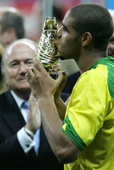 A Seleção Brasileira deu um show na Alemnaha em 2005. Goleada de 4 1 sobre a Argentina na final. Adriano foi considerado o craque