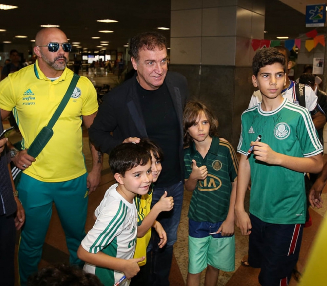 Cuca é recepcionado por torcedores em Salvador (Foto: Cesar Greco/Palmeiras)