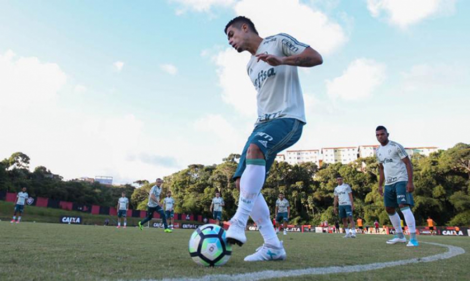 Egídio em treino do Palmeiras em Salvador