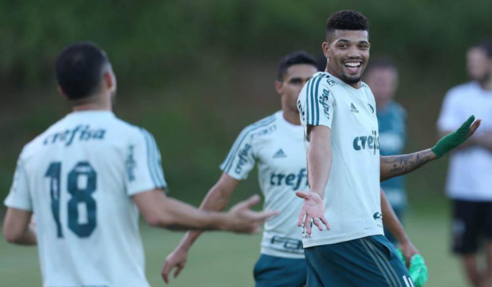 Juninho se diverte em treino do Palmeiras