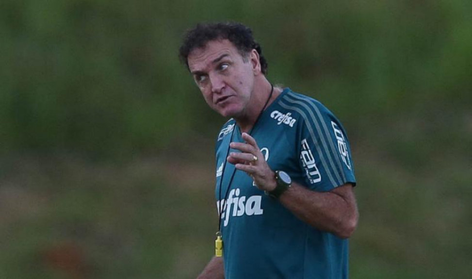 Cuca em treino do Palmeiras em Salvador