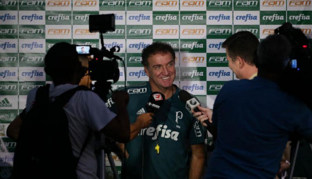 Cuca dá entrevista no CT do Vitória