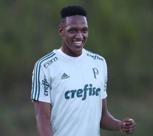 Mina no treino do Palmeiras em Salvador
