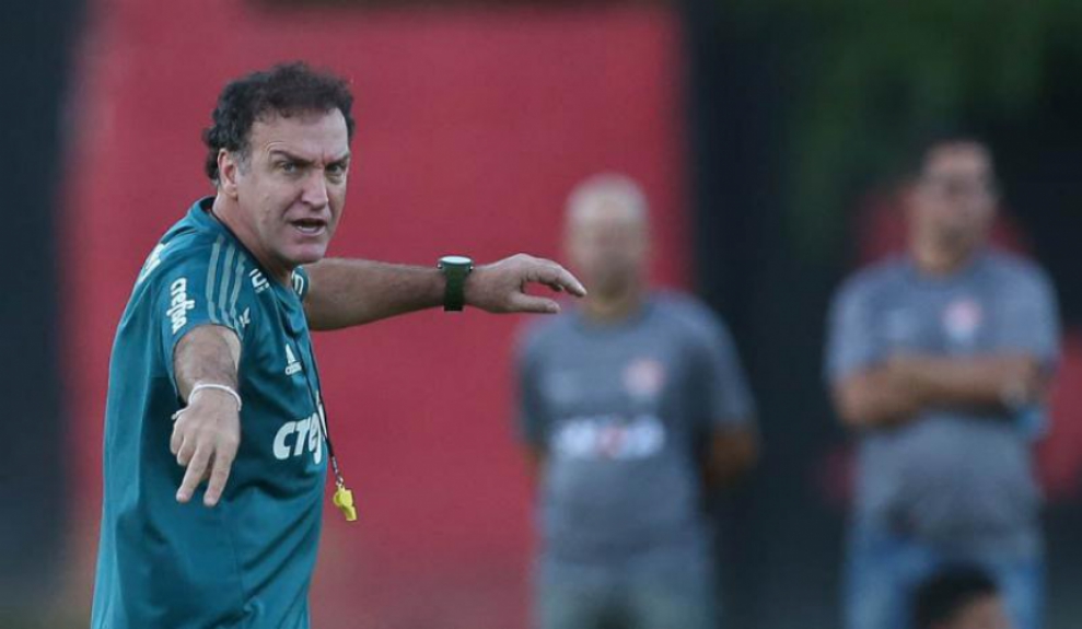 Cuca comanda treino do Palmeiras no CT do Vitória