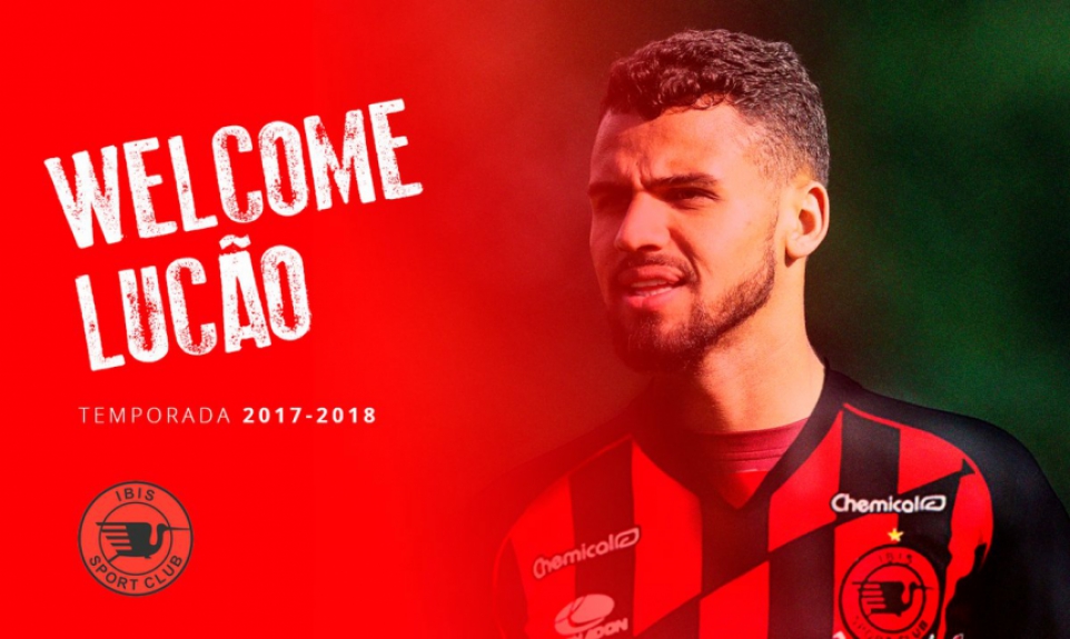 A internet não perdoou mais uma falha do zagueiro do São Paulo