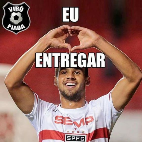 A internet não perdoou mais uma falha do zagueiro do São Paulo