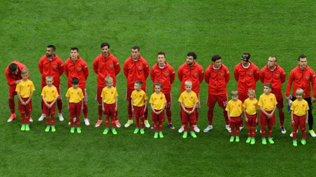 O time russo posa para o hino antes do jogo contra a Nova Zelândia