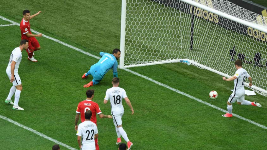 Michael McGlinchey salva em cima da linha o gol da Rússia