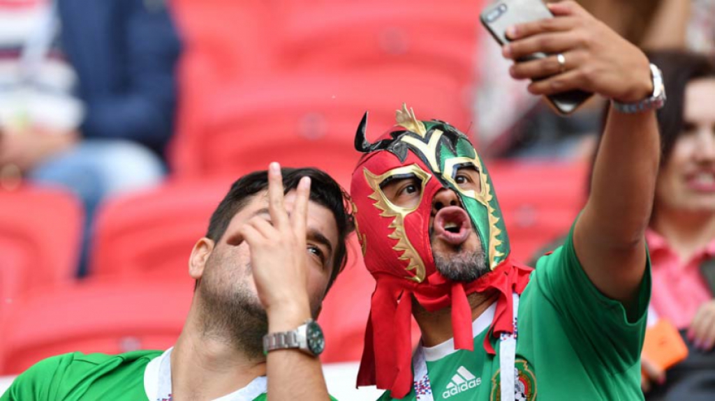 Olha outra torcida animada, a mexicana