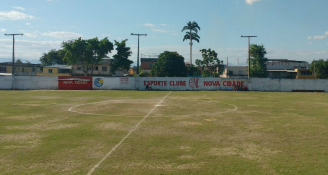 Enfim, o Angra dos Reis chegou ao estádio, que tem um gramado "daqueles"