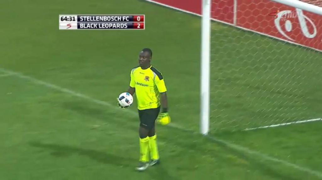Goleiro leva gol bizarro após fair-play em partida na África do Sul