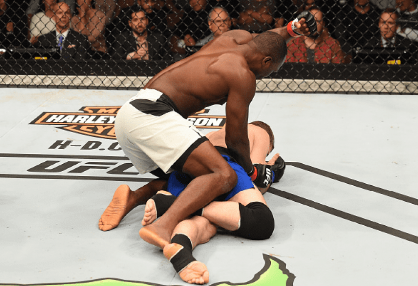 Derek Brunson nocauteou Dan Kelly com um direto de esquerda no UFC Fight Night Auckland