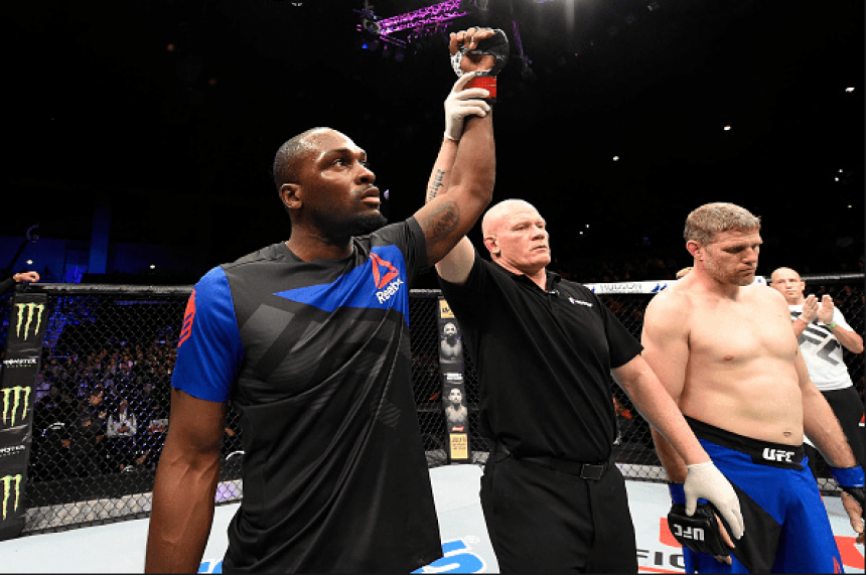 Derek Brunson nocauteou Dan Kelly com um direto de esquerda no UFC Fight Night Auckland